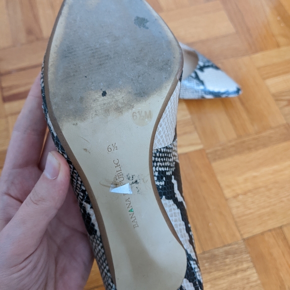 Banana Republic Faux snake skin heels in 6.5 - Picture 2 of 2